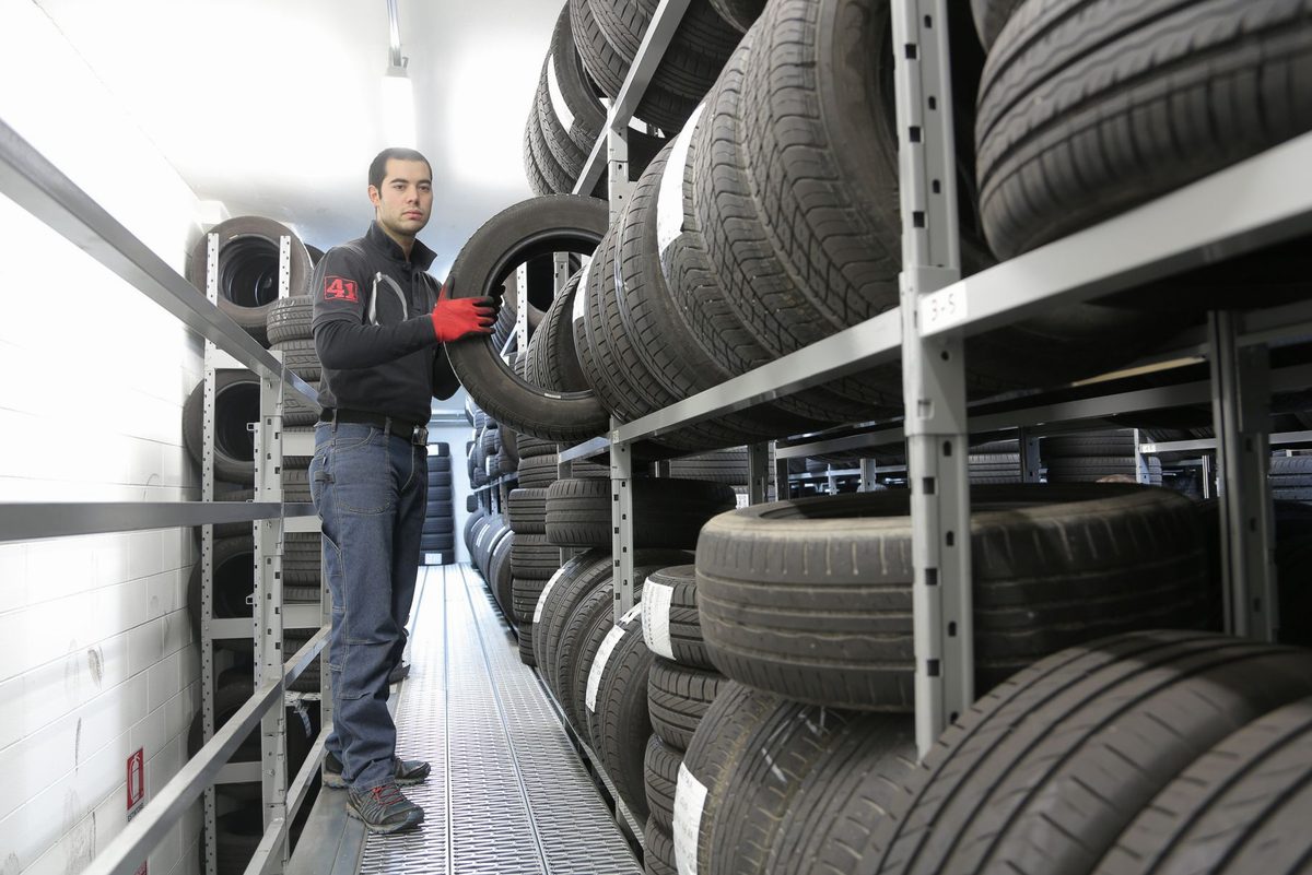 Stivă de anvelope într-un depozit, unde data fabricației contează