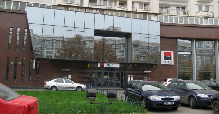 Agenția BRD de la Piața Unirii din București, fațadă cu sigla BRD Groupe Société Générale. Foto Masi27185, CC BY-SA 3.0