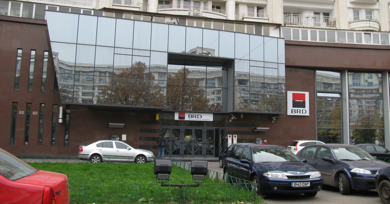 Agenția BRD de la Piața Unirii din București, fațadă cu sigla BRD Groupe Société Générale. Foto Masi27185, CC BY-SA 3.0