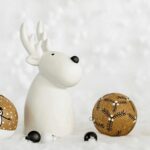 Decor minimalist de Crăciun cu ren alb și atmosferă de sărbătoare