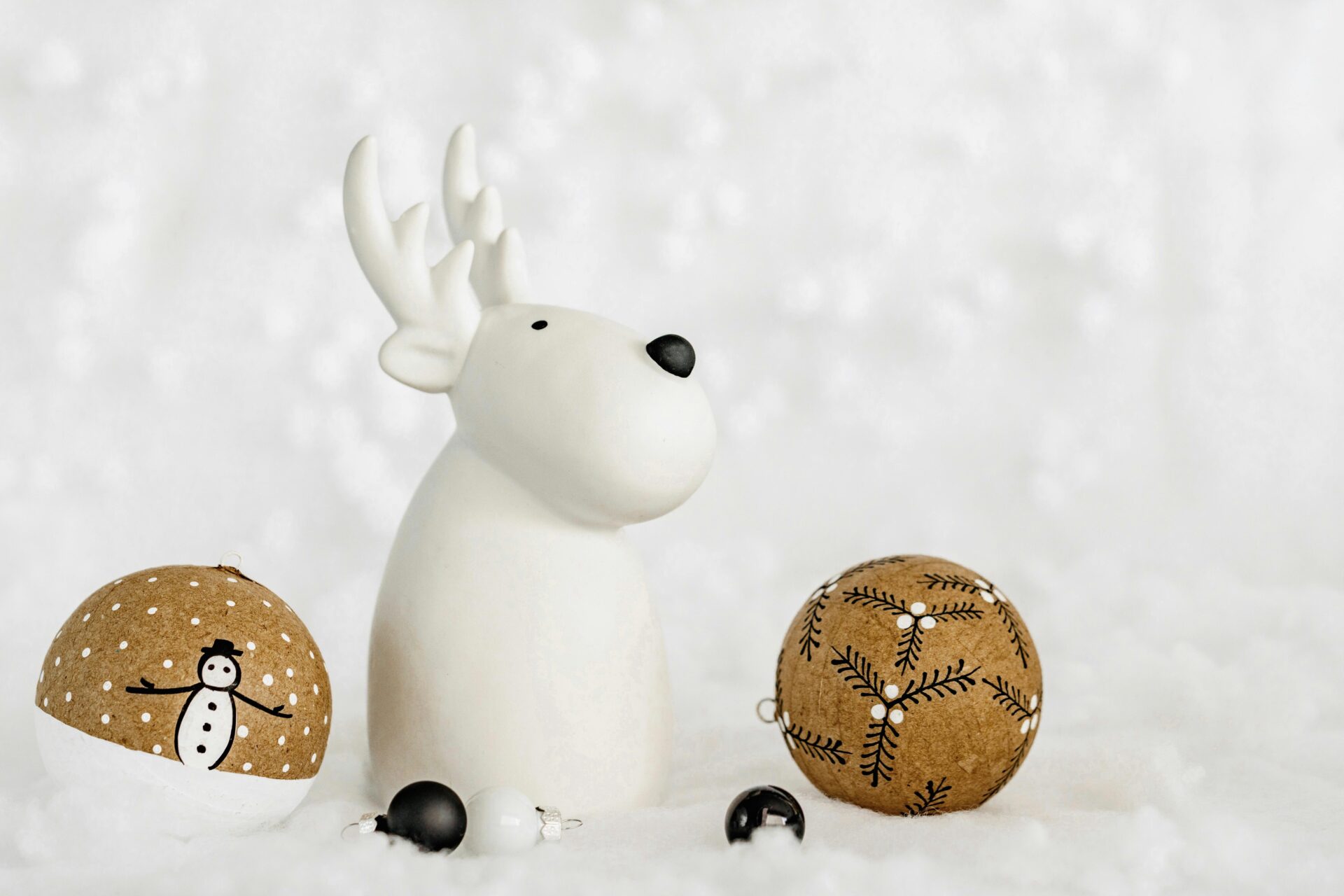 Decor minimalist de Crăciun cu ren alb și atmosferă de sărbătoare