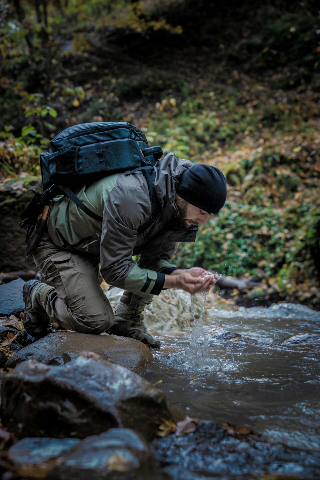 barbat bea apa limpede din parau in padure
