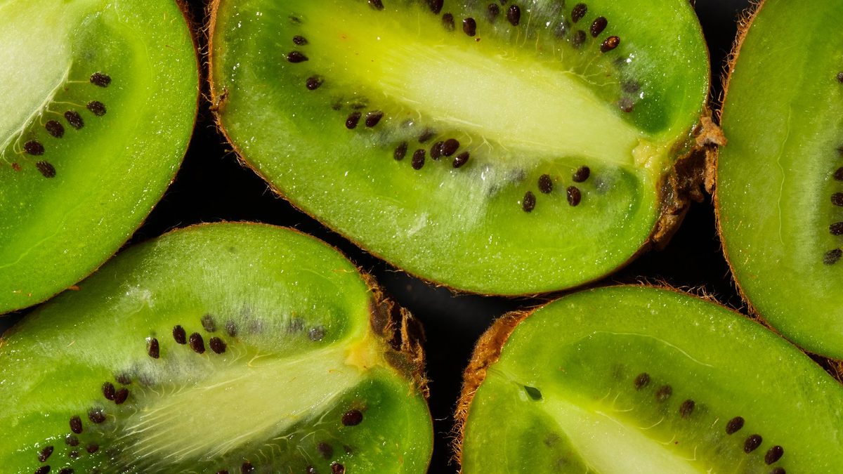 Kiwi tăiat, cu miez verde și semințe