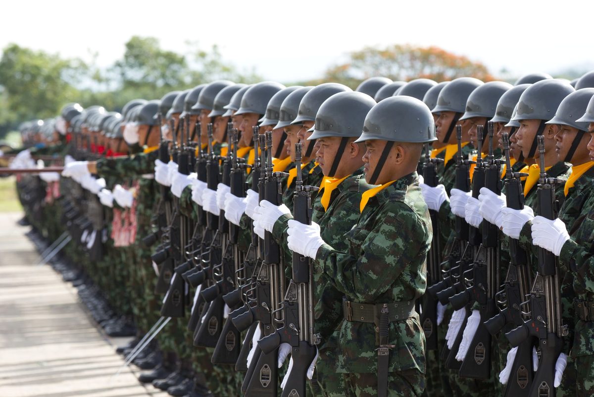 Militari în uniformă aliniați în formație