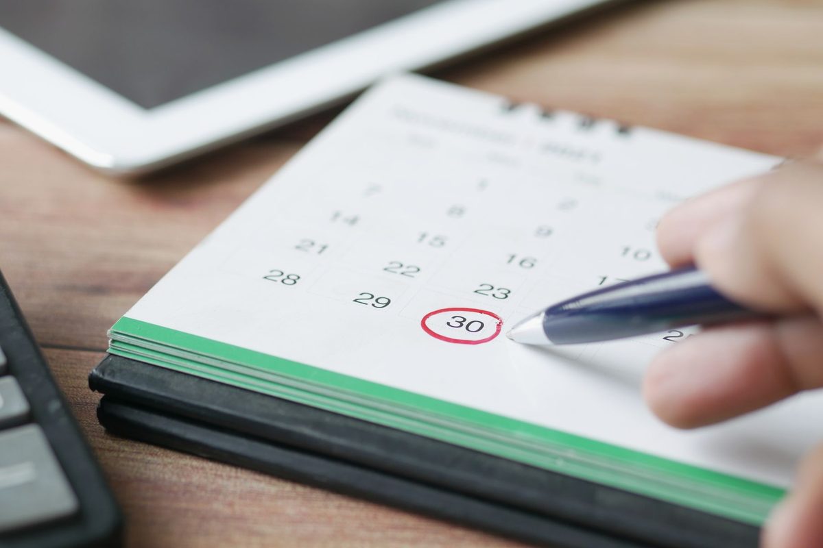 Calendar pe birou cu o dată încercuită, rest de zi care poate intra în vis