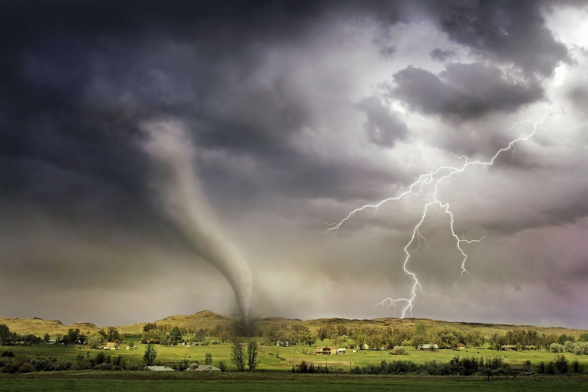 Tornadă neagră pe un cer întunecat