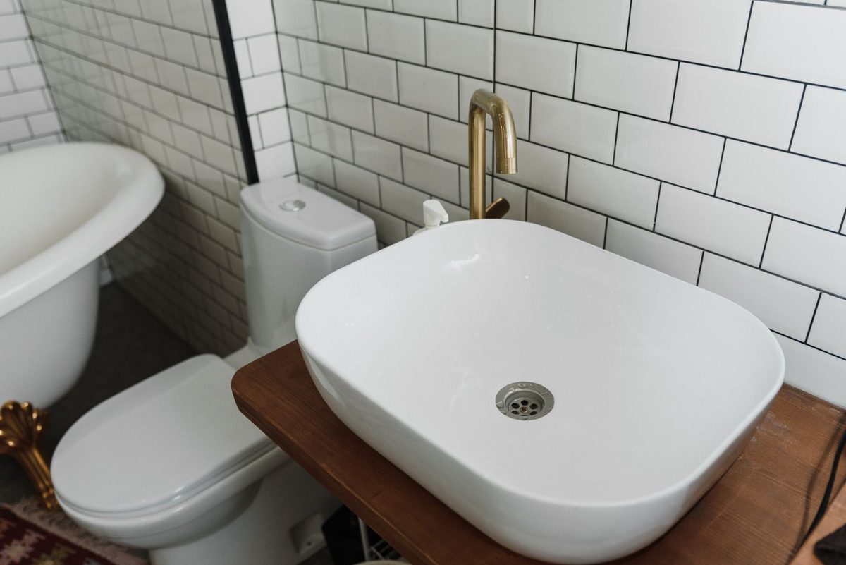 Toaletă albă de baie, vas de porțelan curat, fără apă revărsată