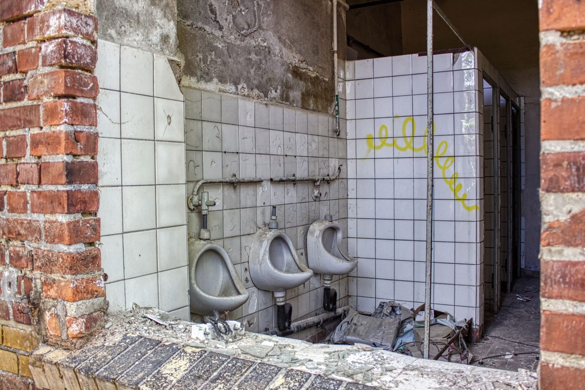 Baie cu WC blocat, simbol al blocajului emoțional în vis