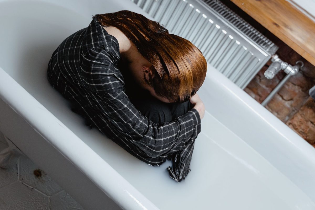 Persoană copleșită de gânduri și anxietate după un coșmar intens
