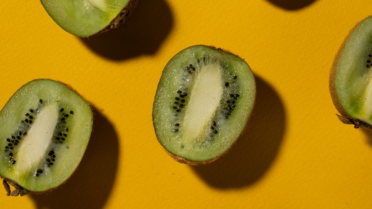 Kiwi tăiat, cu miez verde și semințe