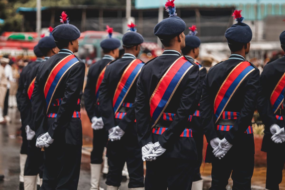 Militari în uniformă aliniați în formație