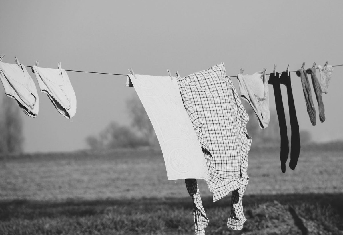 Rufe albe din bumbac fluturând pe sârmă în adierea vântului de vară