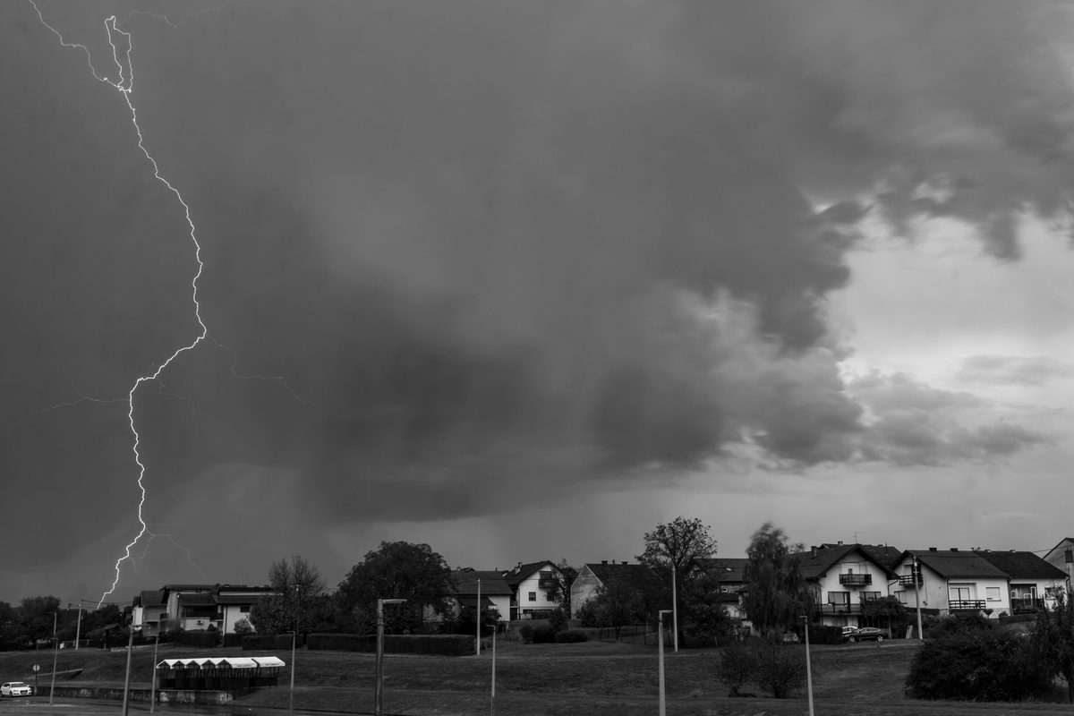 Tornadă neagră pe un cer întunecat