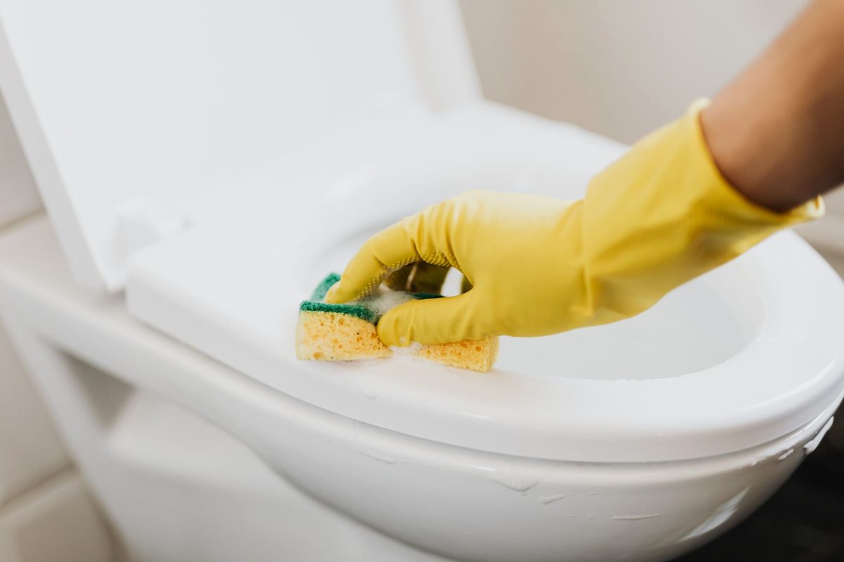 Baie cu WC blocat, simbol al blocajului emoțional în vis
