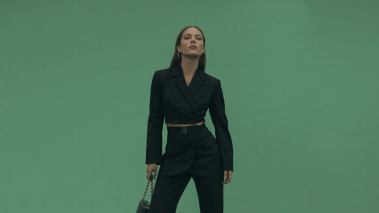 femeie imbracata in negru in VIS