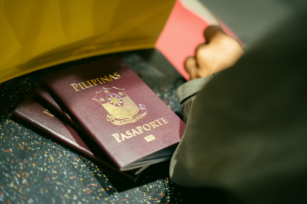 Pașapoarte pregătite pentru verificarea prenumelui într-o rezervare internațională
