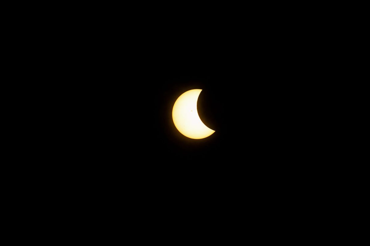 Eclipsă de soare pe cerul nopții