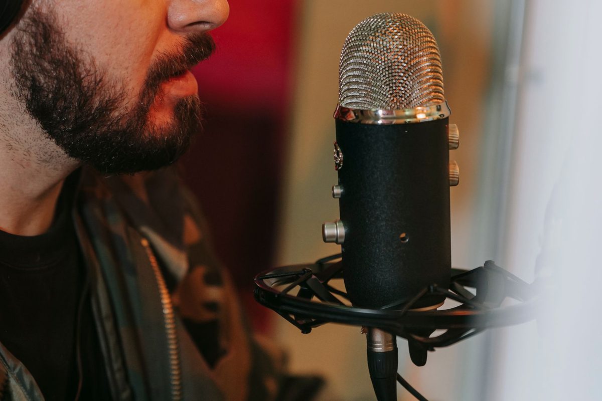 Microfon într-un studio de muzică, pentru explicația despre titlul piesei Fără Te Merau