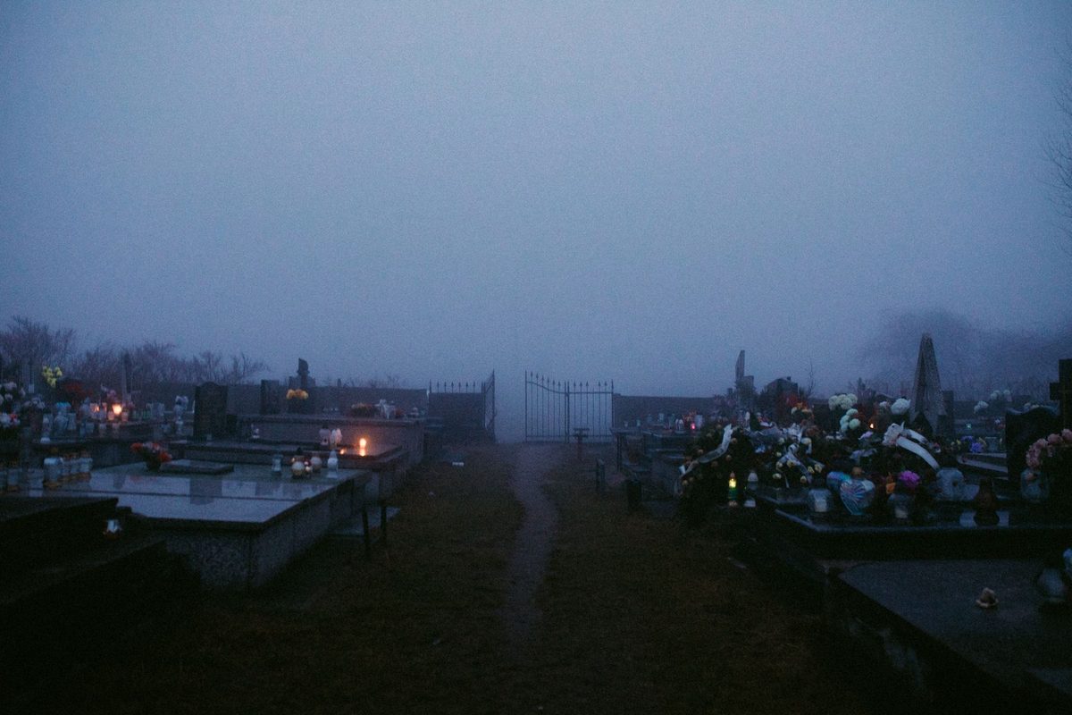 Cimitir în ceață la lumina dimineții