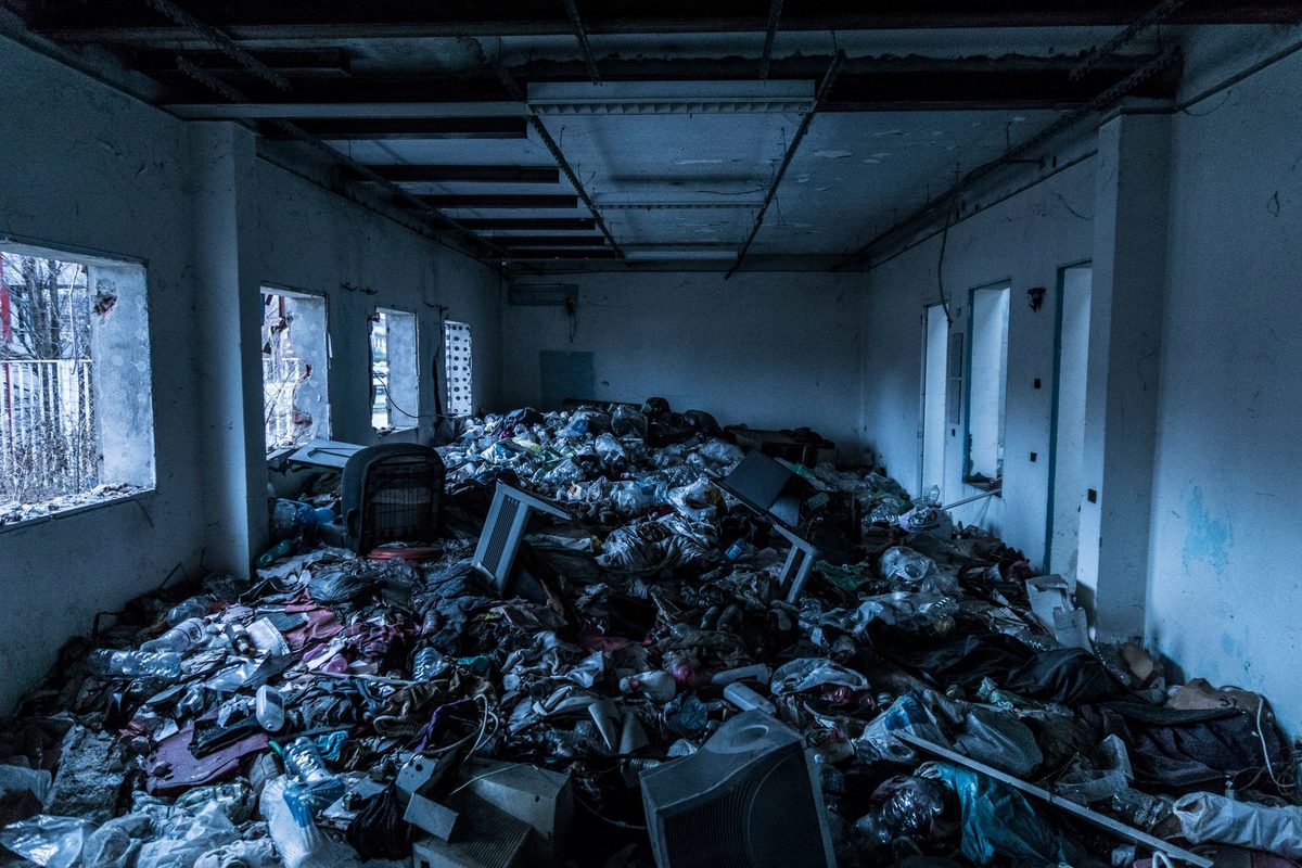 Cameră dezordonată plină de obiecte aruncate, simbolizând haosul interior din vis