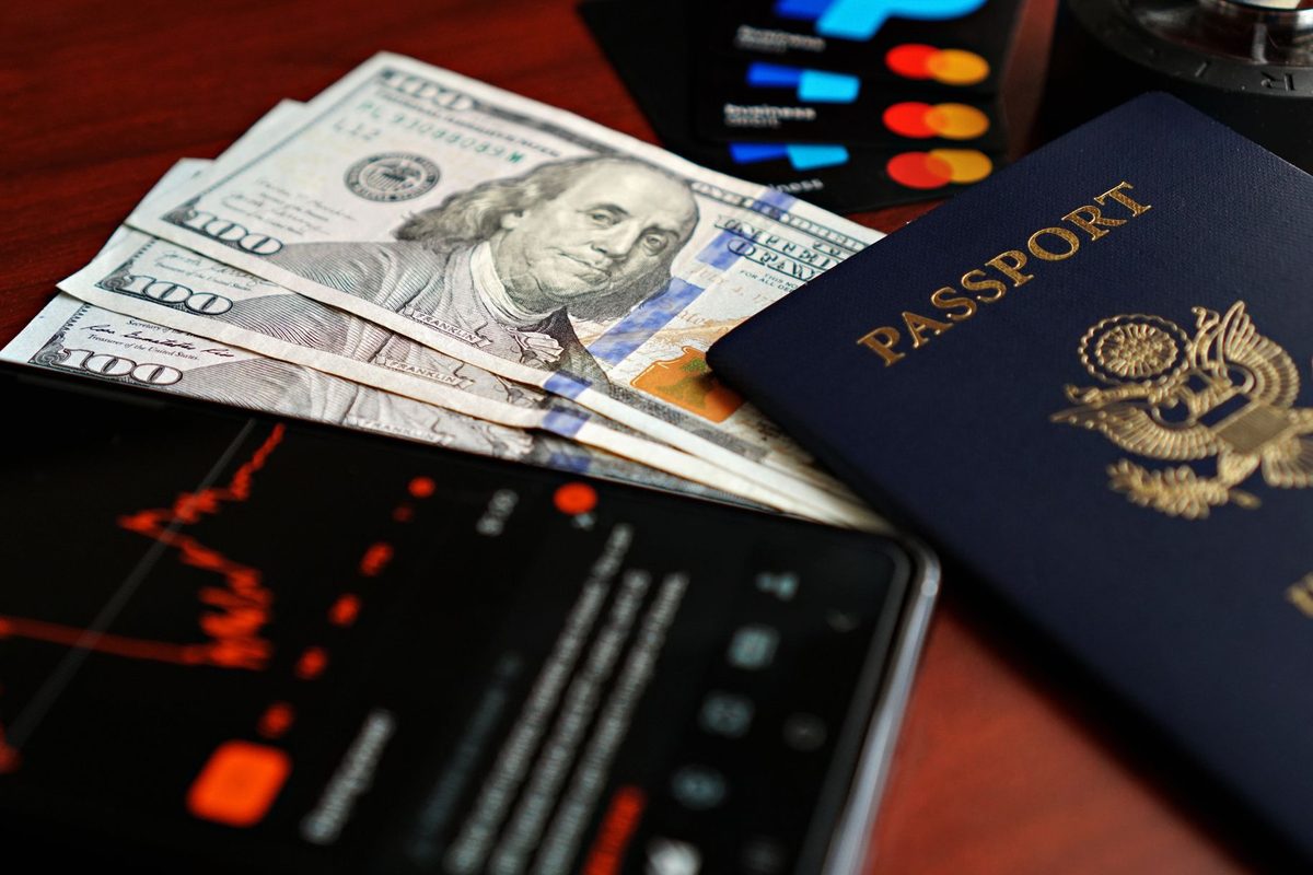 Investitor care analizează un portofoliu diversificat înainte de a alege un ETF