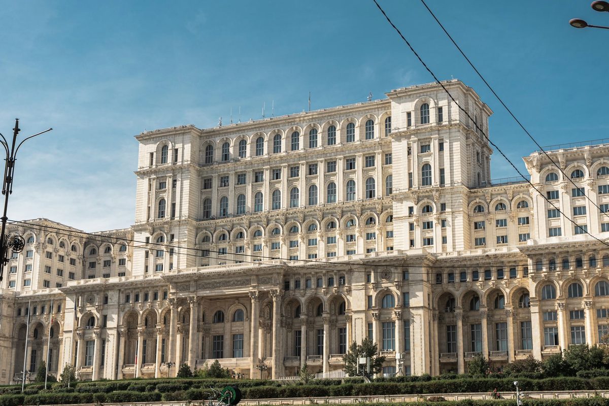 Palatul Parlamentului din București, fațada principală văzută dinspre bulevard