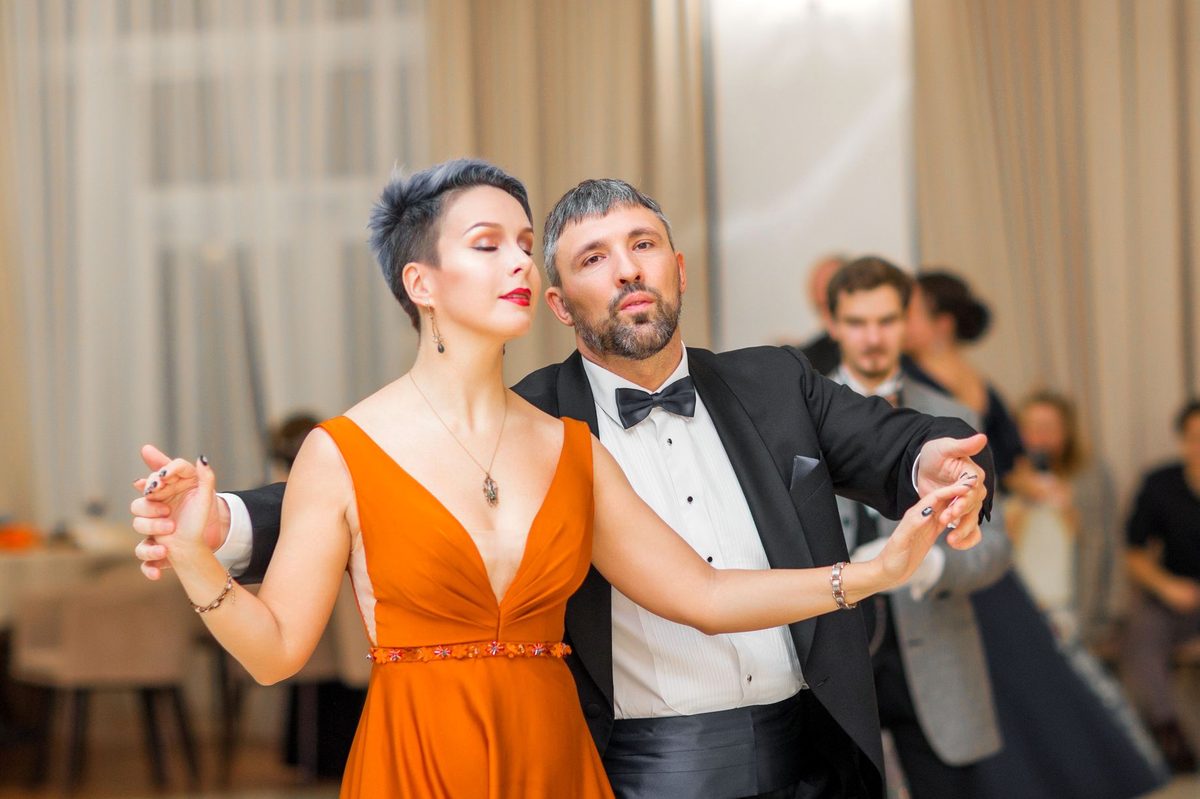 Cuplu dansând în noapte, vis despre dans cu un bărbat