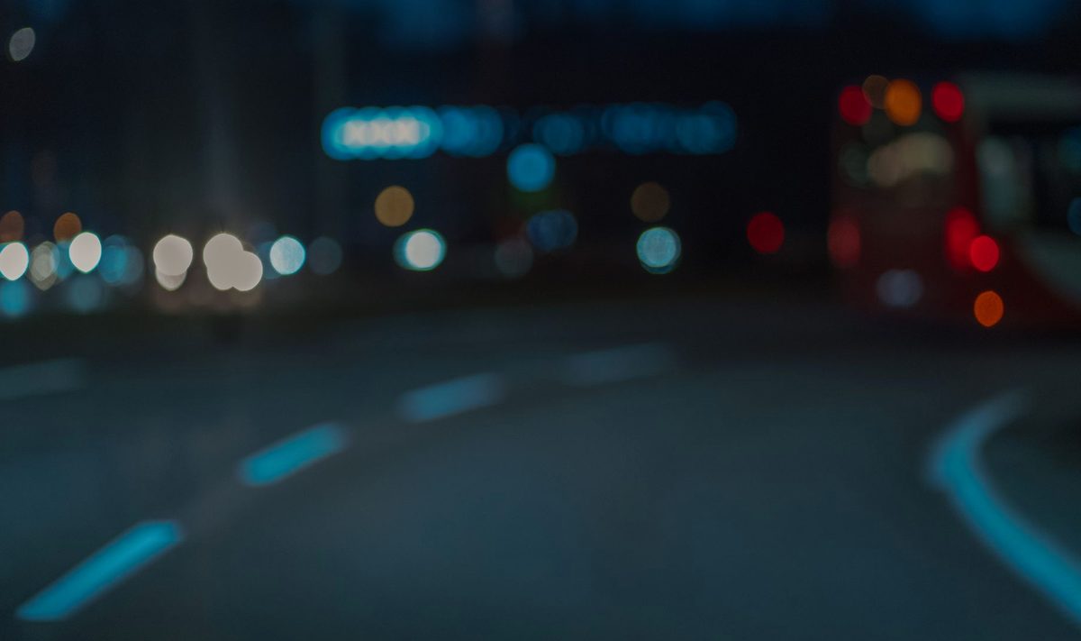 Vedere nocturna din masina pe un drum pustiu simbolizand viteza si directia in viata