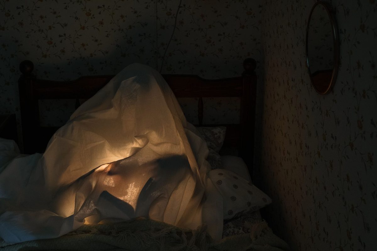 Ilustrație fotografică a unei persoane care reflectează după un vis cu fantome