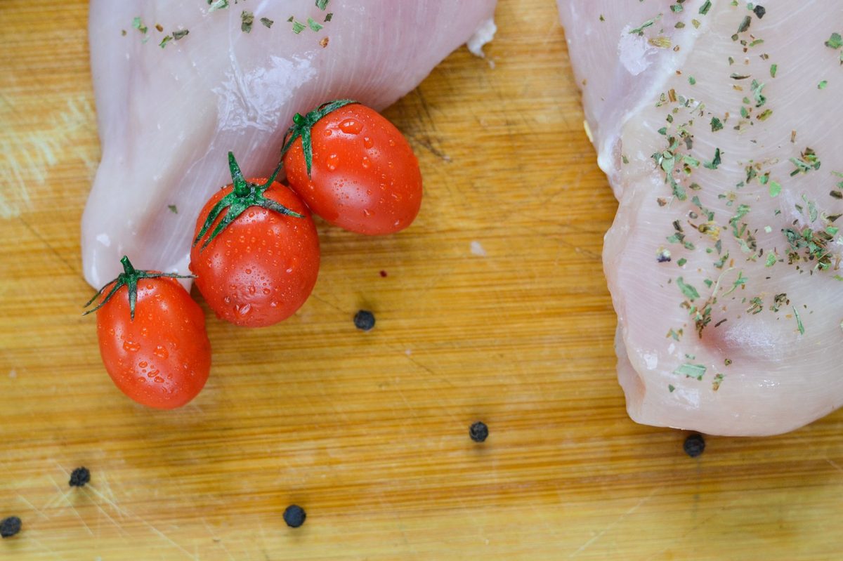 Carne de găină pregătită pentru masă, simbol al sacrificiului cu folos