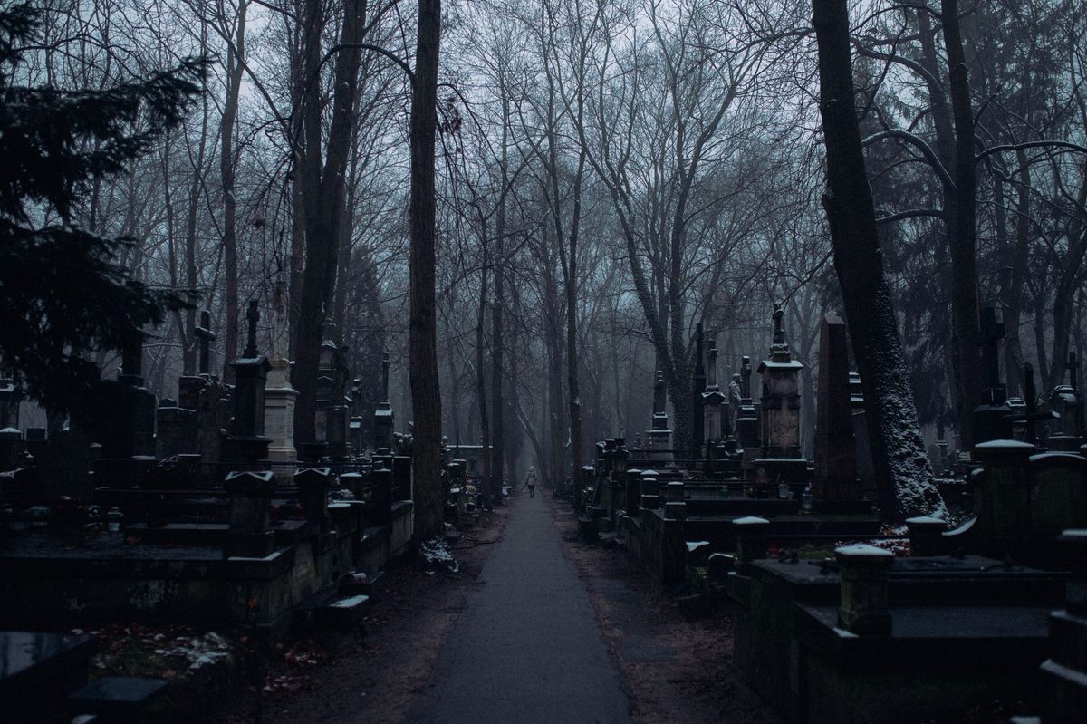 Morminte și cruci într-un cimitir liniștit