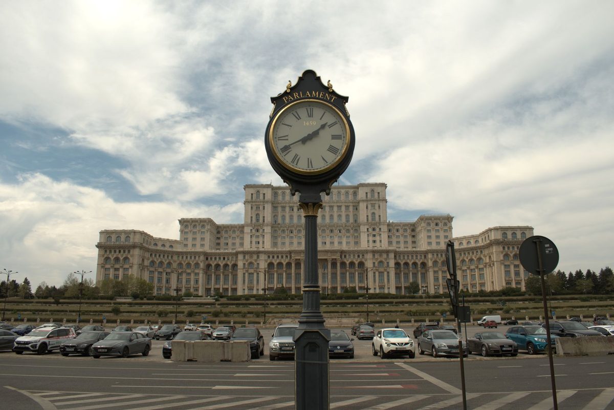 Ceasul Parlament din fața Palatului Parlamentului din București