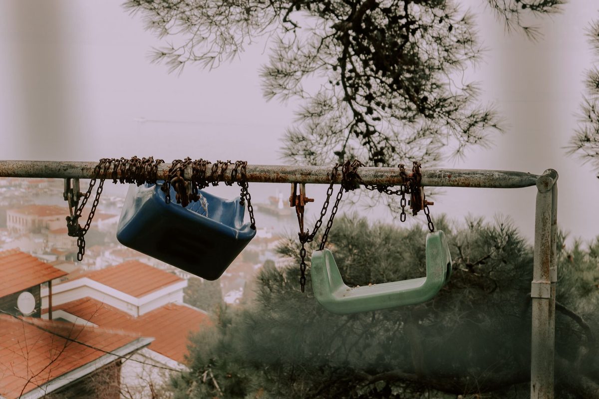 Leagăn gol într-un parc liniștit