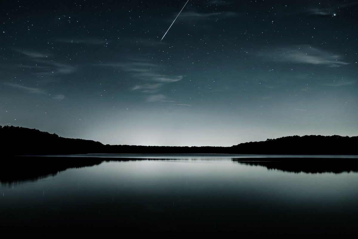 Cer nocturn cu o stea căzătoare, imagine pentru reflecția asupra unui vis