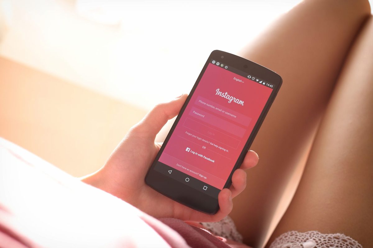 Telefon cu profil de social media și setări de confidențialitate