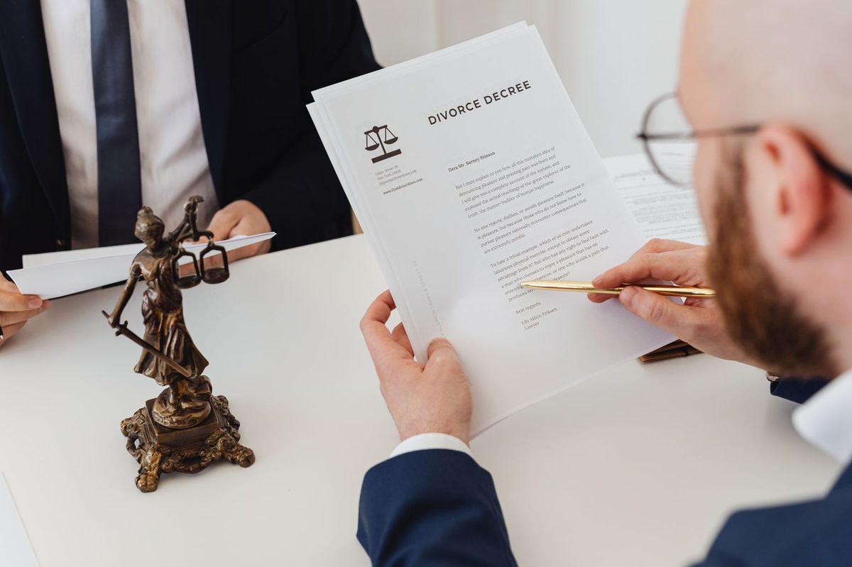 Document istoric cu decret și sigiliu