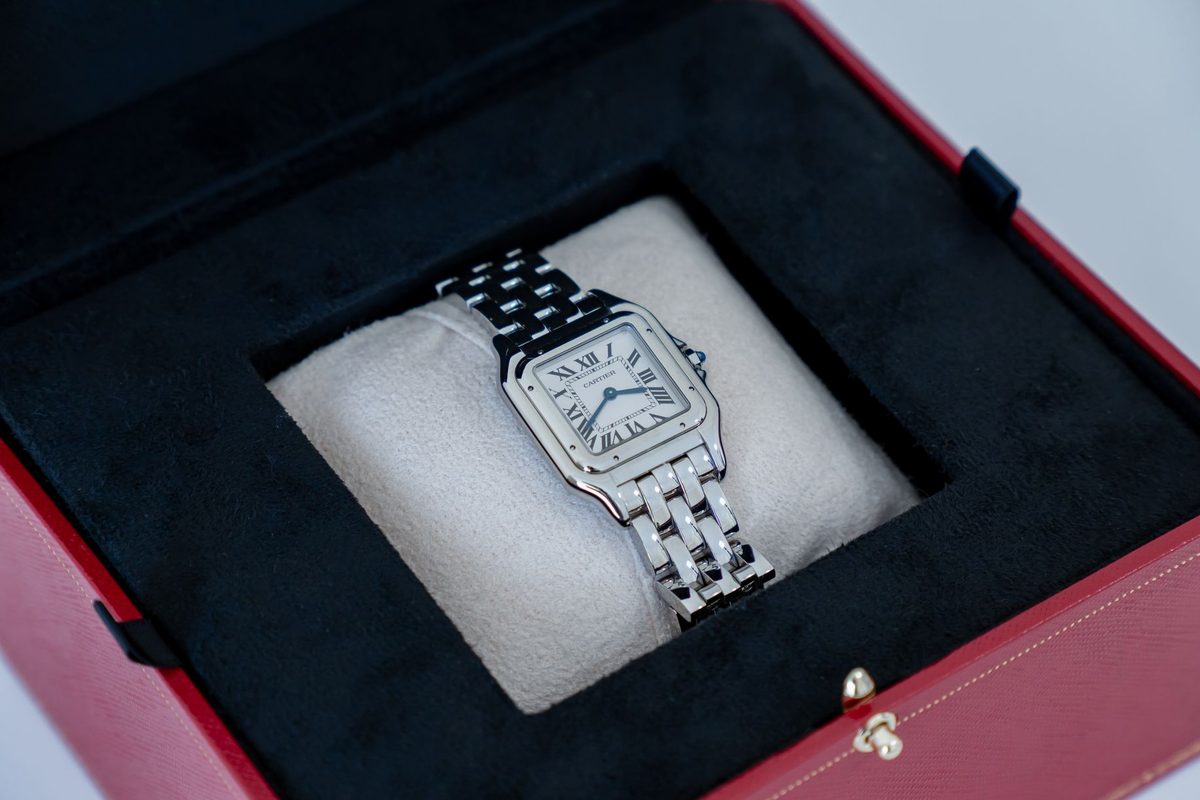 Ceas de lux in ambalaj sofisticat, oferit cadou pentru o ocazie memorabila
