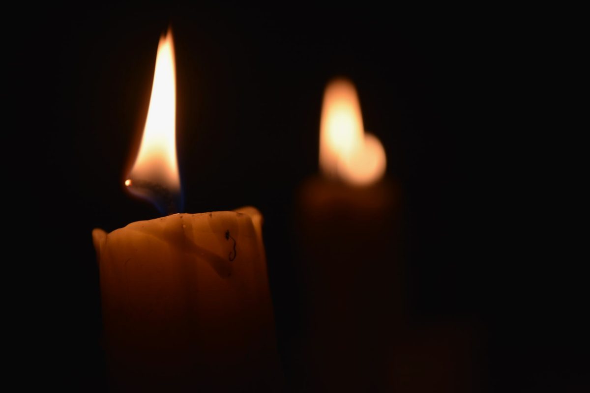 Jurnal de vise lângă o lumină caldă