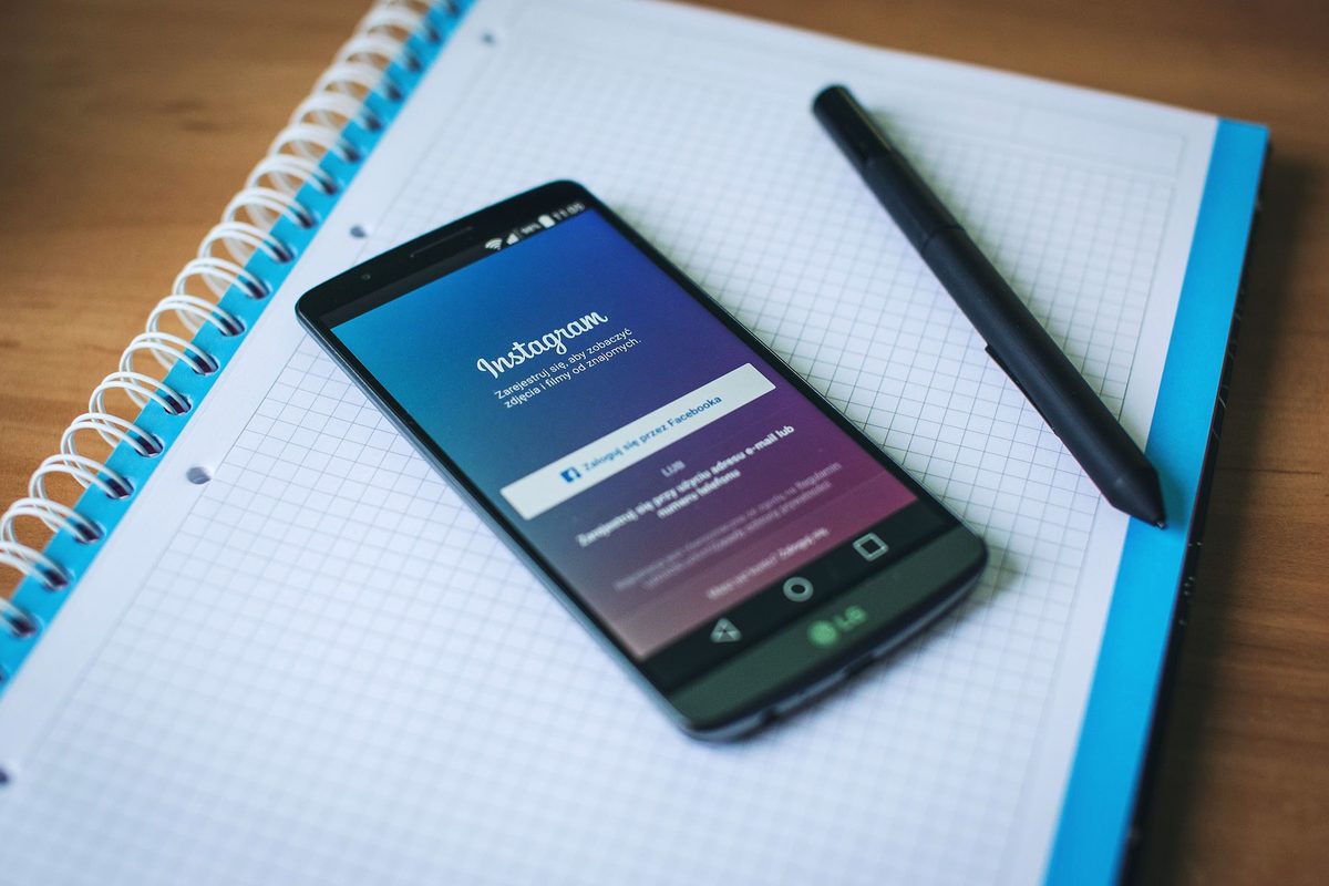 Telefon cu profil de social media și setări de confidențialitate