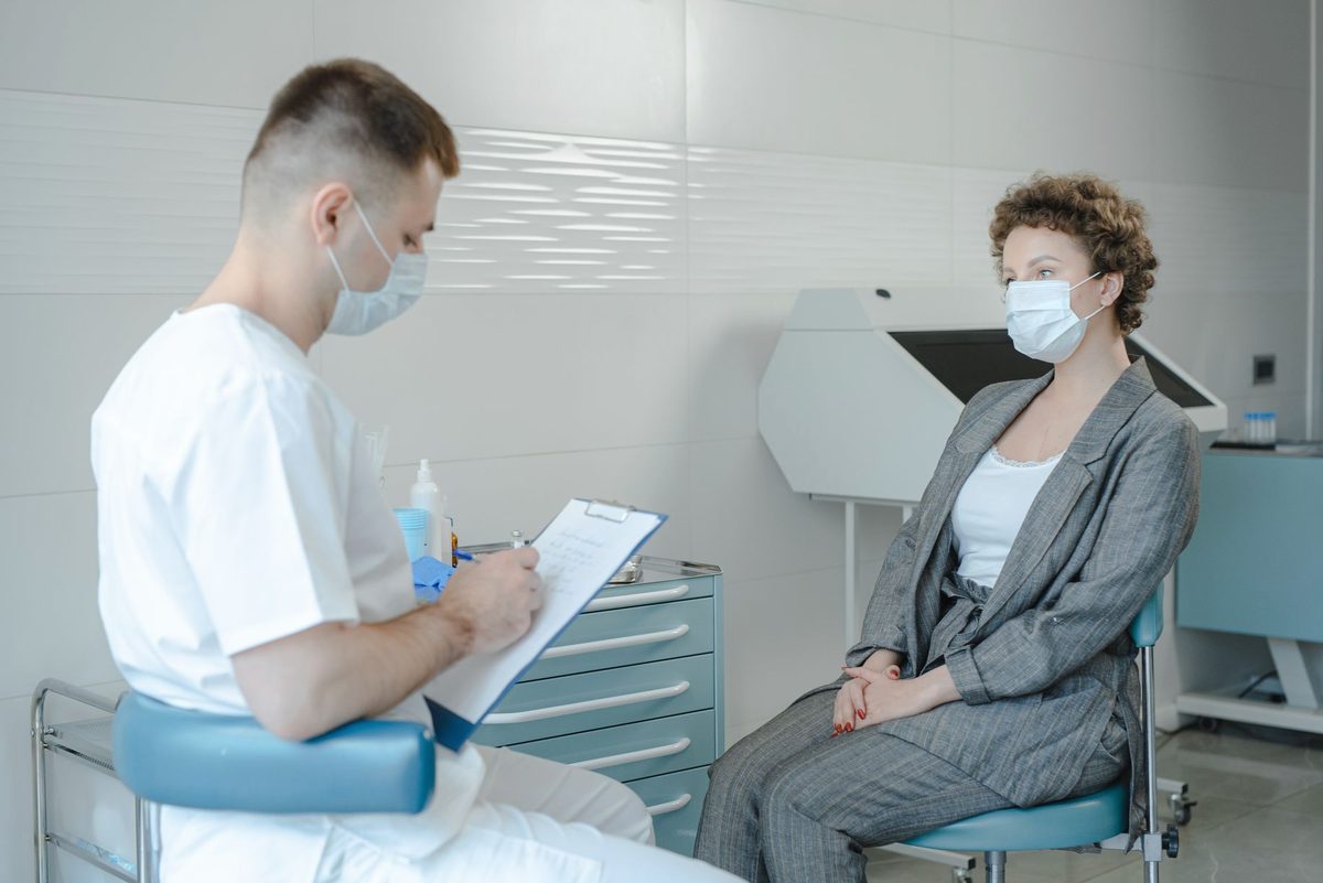 Discuție despre menopauză între pacientă și medic