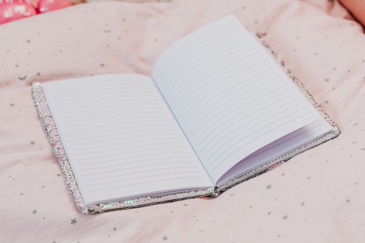 Jurnal și ananas pe noptieră, imagine pentru interpretarea unui vis