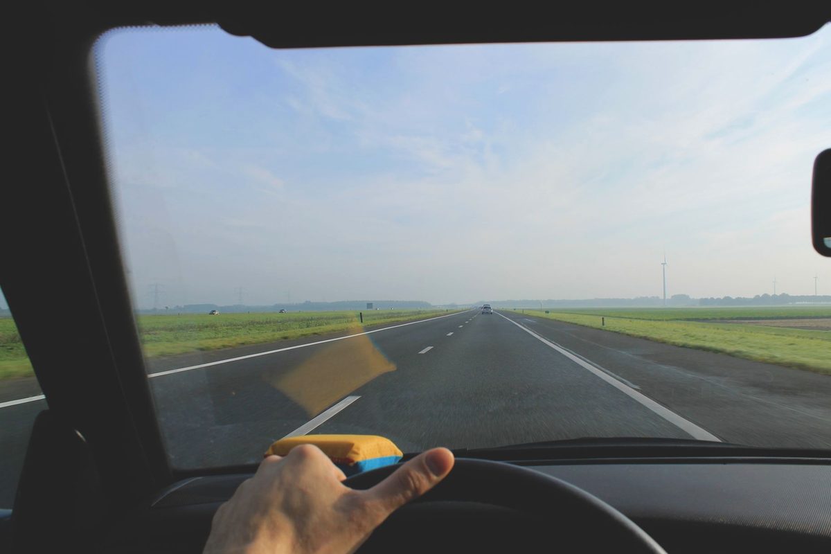 Drum gol văzut prin parbriz, în visul că conduci fără permis