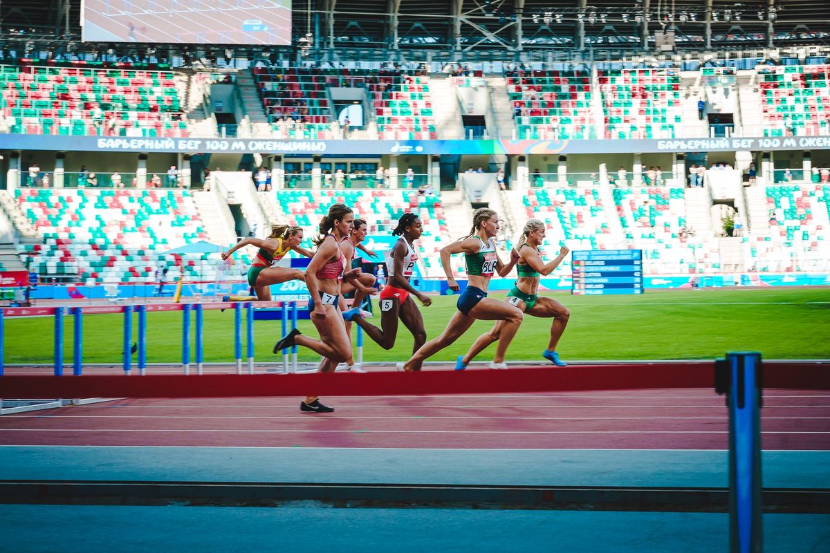 Atletă în timpul unei probe de heptatlon pe stadion
