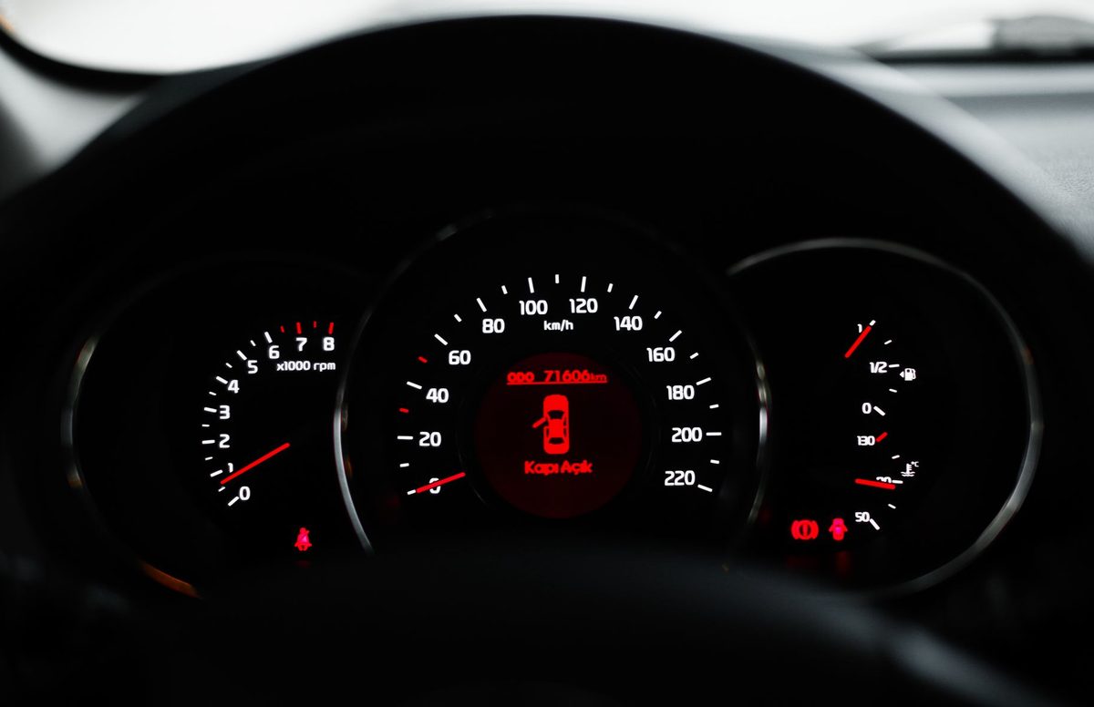 Martor motor aprins pe bordul unei mașini