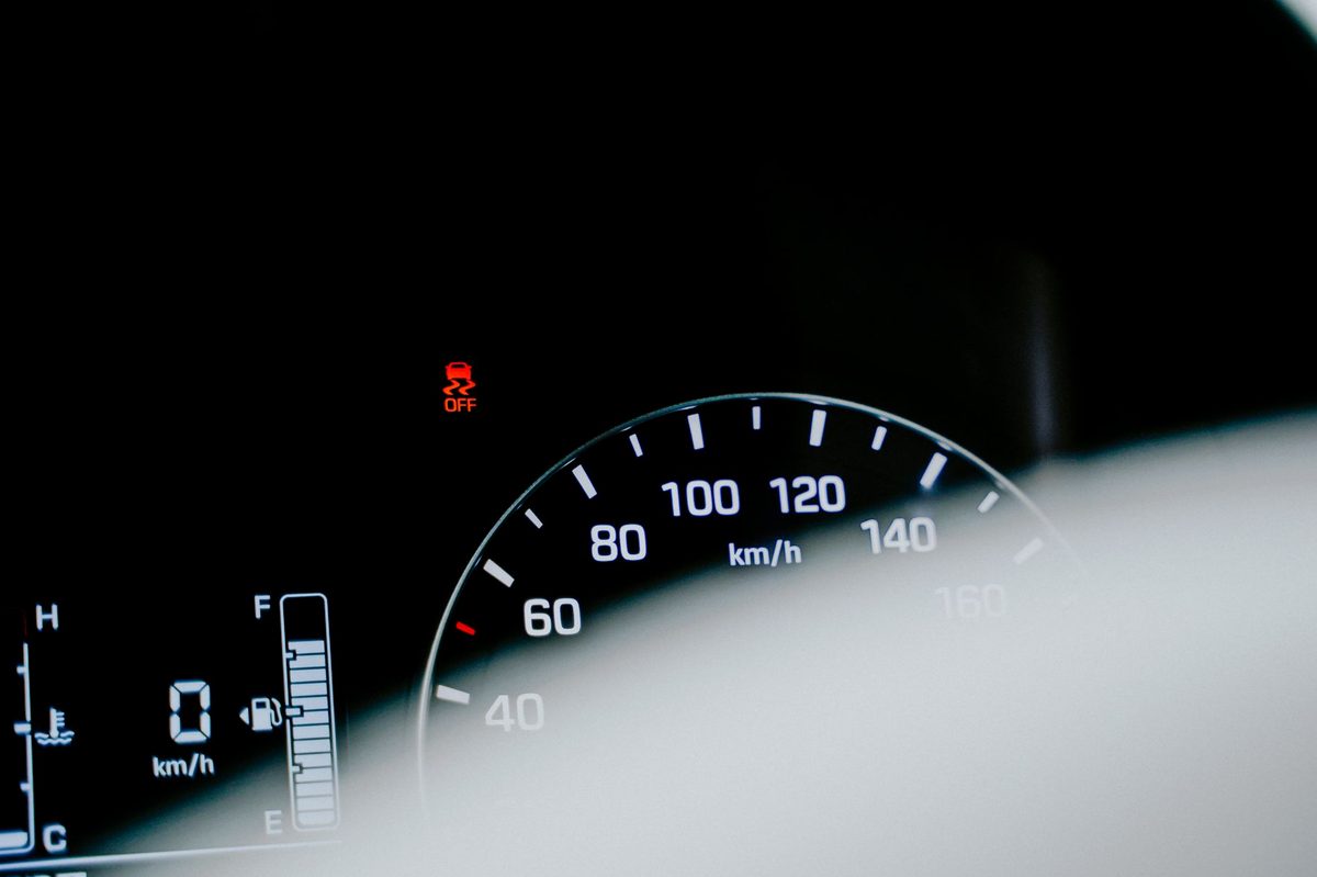 Martor motor aprins pe bordul unei mașini