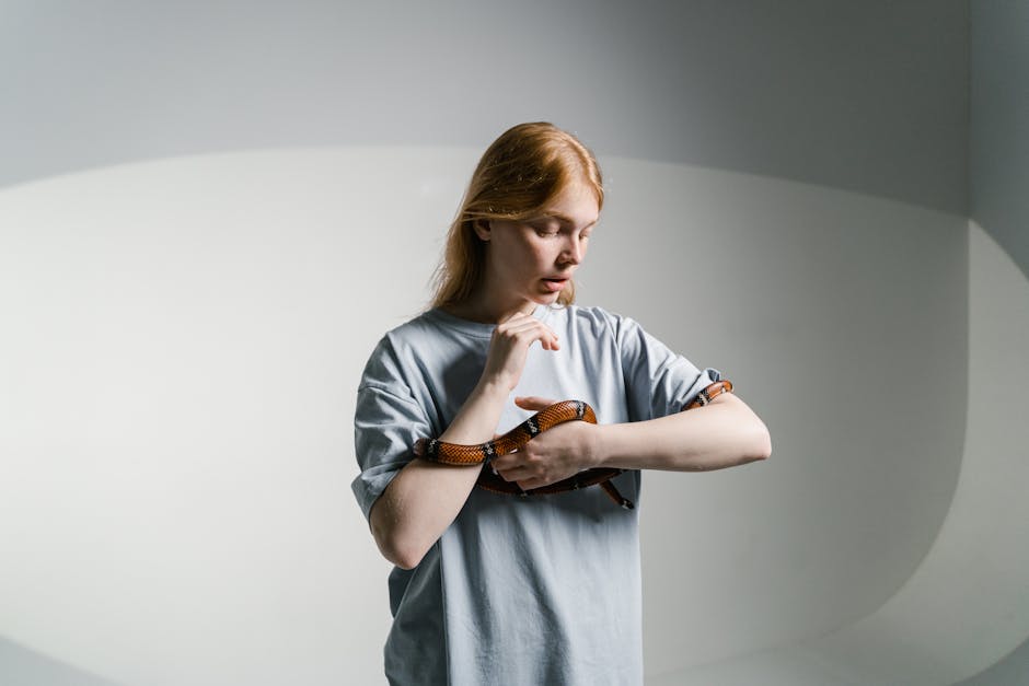 Femeie curajoasă confruntându-se cu un șarpe, simbol al depășirii fricilor în vise