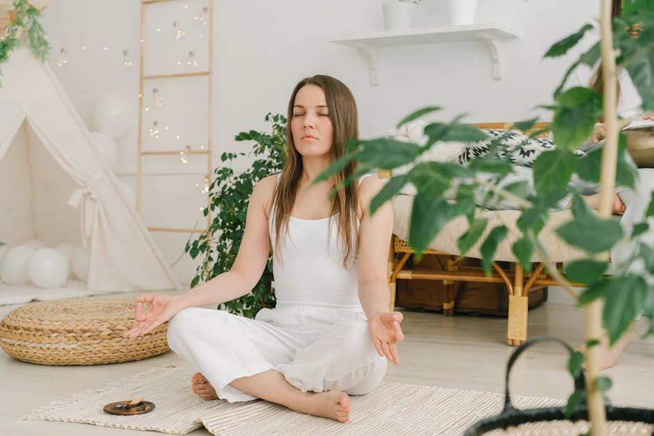 Femeie practicând meditația într-un spațiu liniștit, simbolizând conștiința spirituală