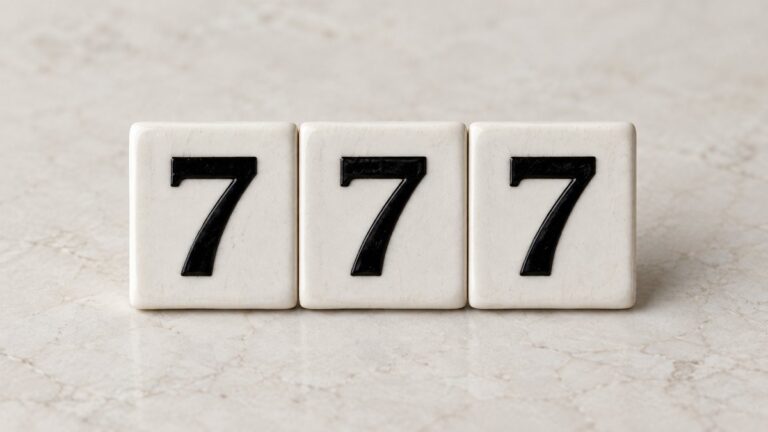 Trei cifre ceramice identice, 777, așezate în linie pe un fundal simplu.