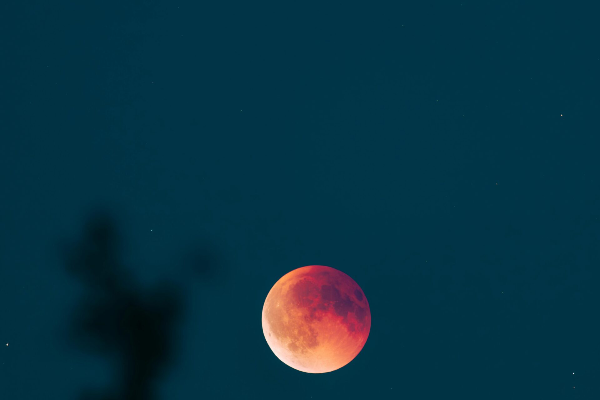 Lună roșie sângerie strălucind pe cerul înstelat al nopții