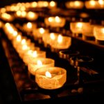 Lumânări aprinse într-o biserică ortodoxă, atmosferă de priveghi